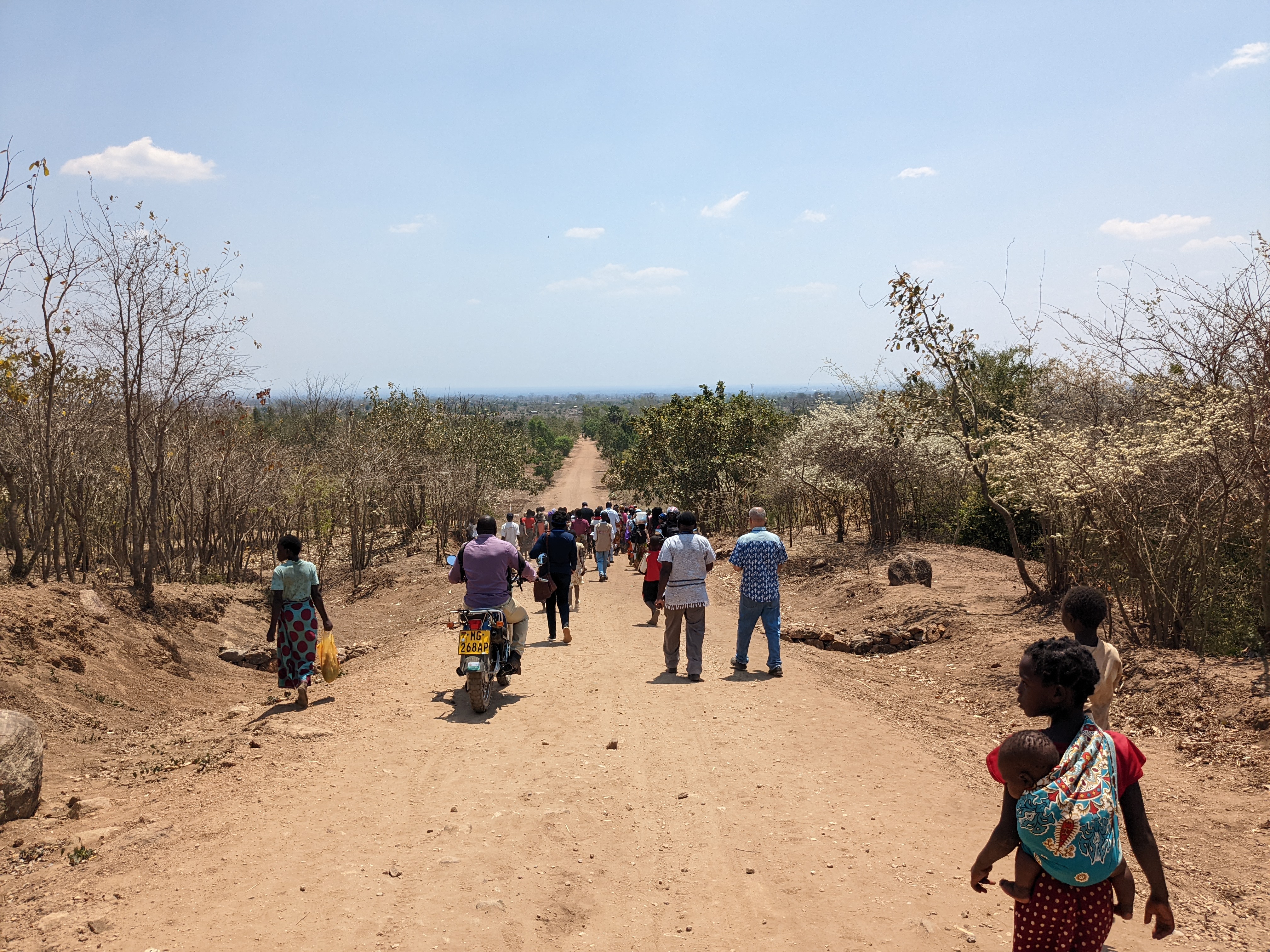 Les membres de la communauté de Zomba conduisent les parties prenantes du RFS en bas de la pente pour montrer les différentes méthodes de contrôle de l'érosion et les techniques d'agriculture durable qu'ils mettent maintenant en œuvre dans leur paysage. (c : CIRAF)
